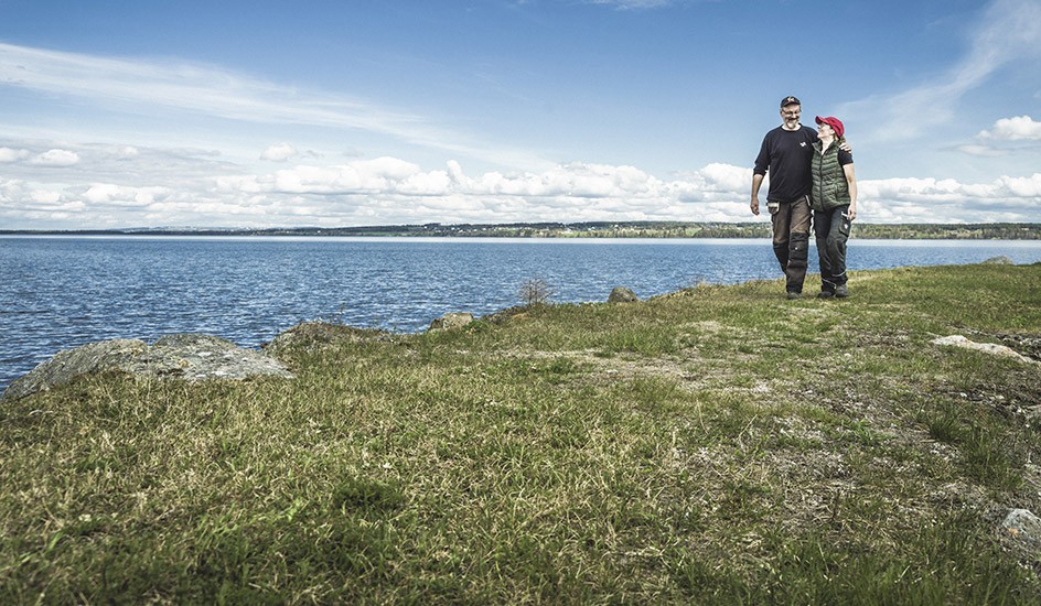 Två människor vid sjö